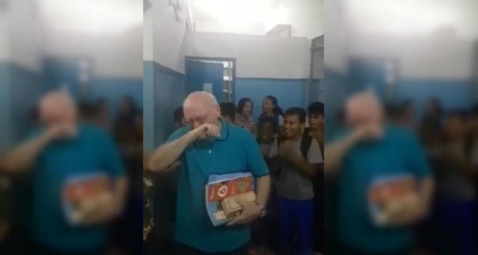 Professor se emociona ao ser surpreendido com ‘corredor de aplausos’ no último dia de aula