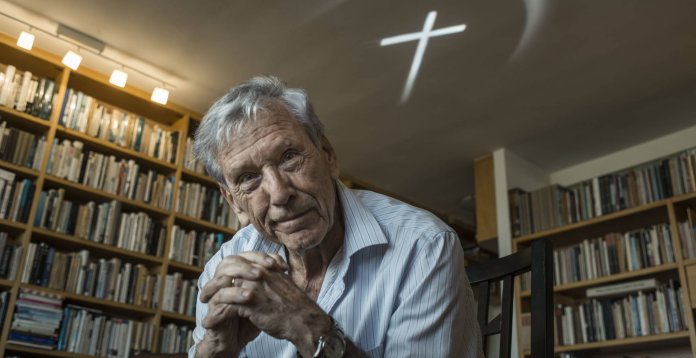 Morre o escritor israelense Amos Oz aos 79 anos