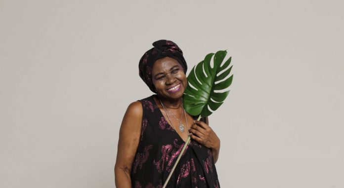 Áurea Martins canta e celebra sua ancestralidade em Senhora das Folhas