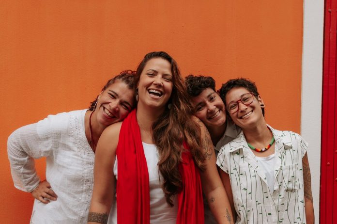 ‘Luara e as Comadres’ lança seu primeiro álbum, com Elisa Lucinda, Marina Iris, Nilze Carvalho e Alessandra Leão