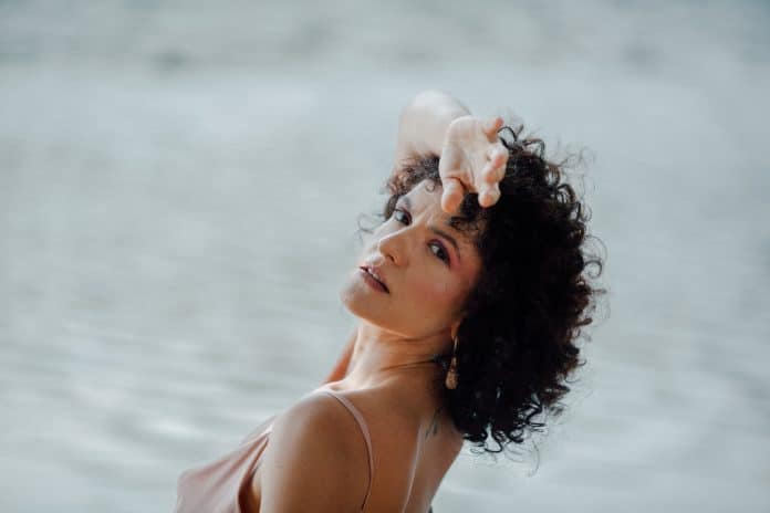 Paula Bujes lança o primeiro álbum solo ‘Deixa o Barco Cortar Água’