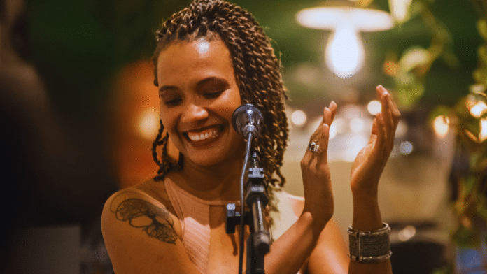 Carla Muzag apresenta o show ‘Voz e Violão’, no Rio de Janeiro