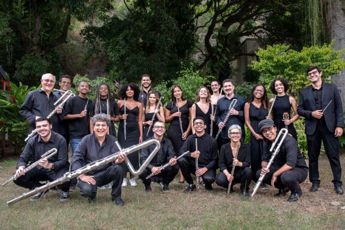 Orquestra Carioca de Flautas recebe artista turca Lelya Bayramoğullari