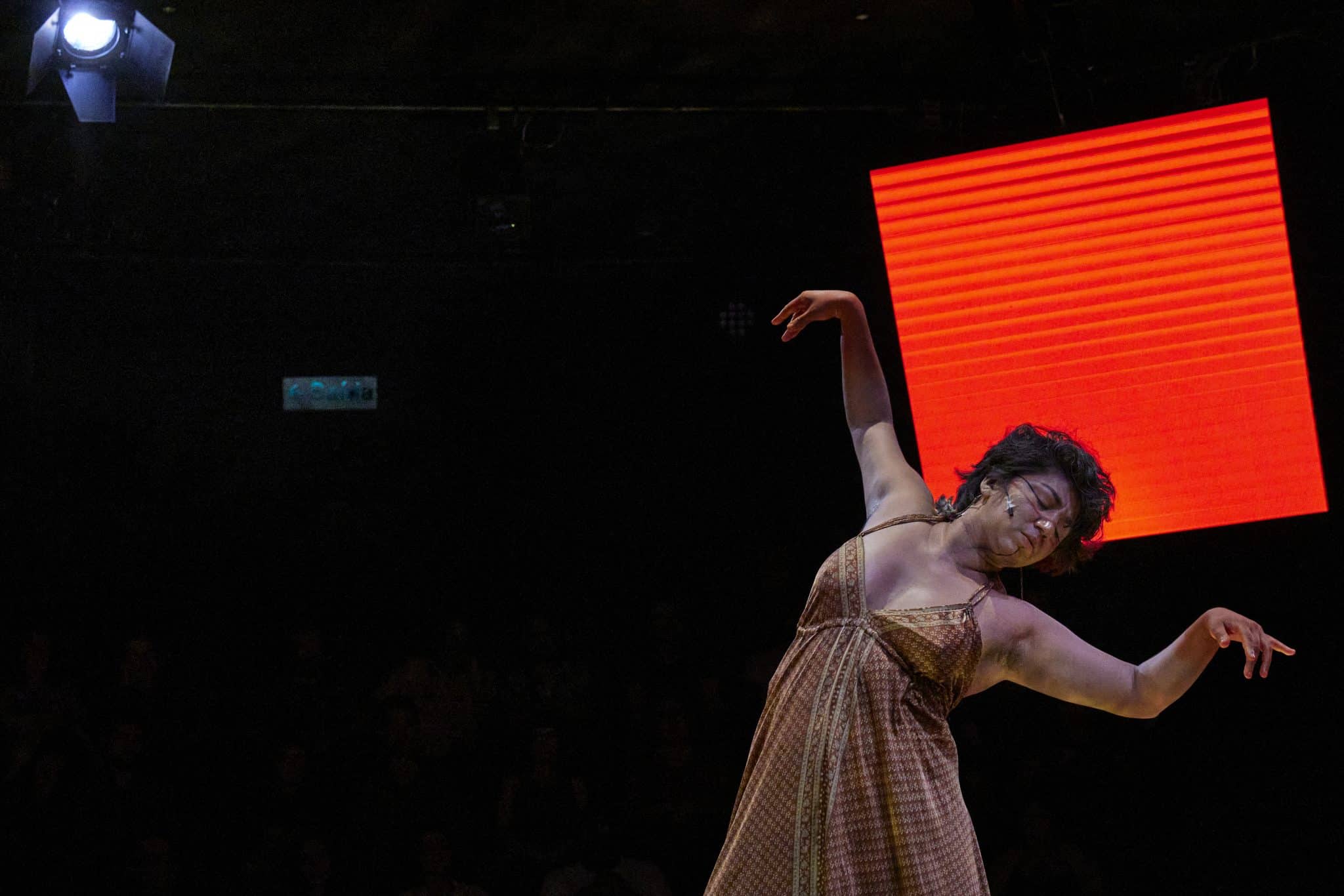 revistaprosaversoearte.com - Performance 'Voo livre - Futuros' da companhia brasileira de teatro e direção de Marcio Abreu se apresenta no Sesc Pompeia
