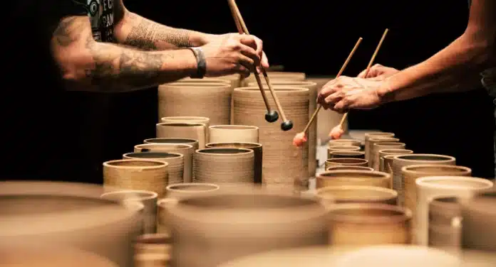 Concerto Mineral, que faz música com cerâmica estreia no Teatro Oficina, em São Paulo