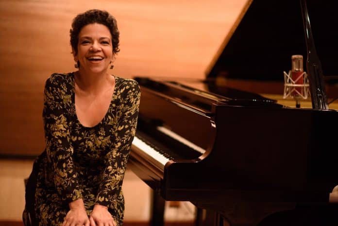A pianista Maria Teresa Madeira se apresenta na Casa do Choro, homenagem a Chiquinha Gonzaga
