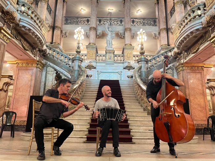 Trio Tango Revirado se apresenta no projeto Música no Assyrio, do Theatro Municipal do Rio de Janeiro