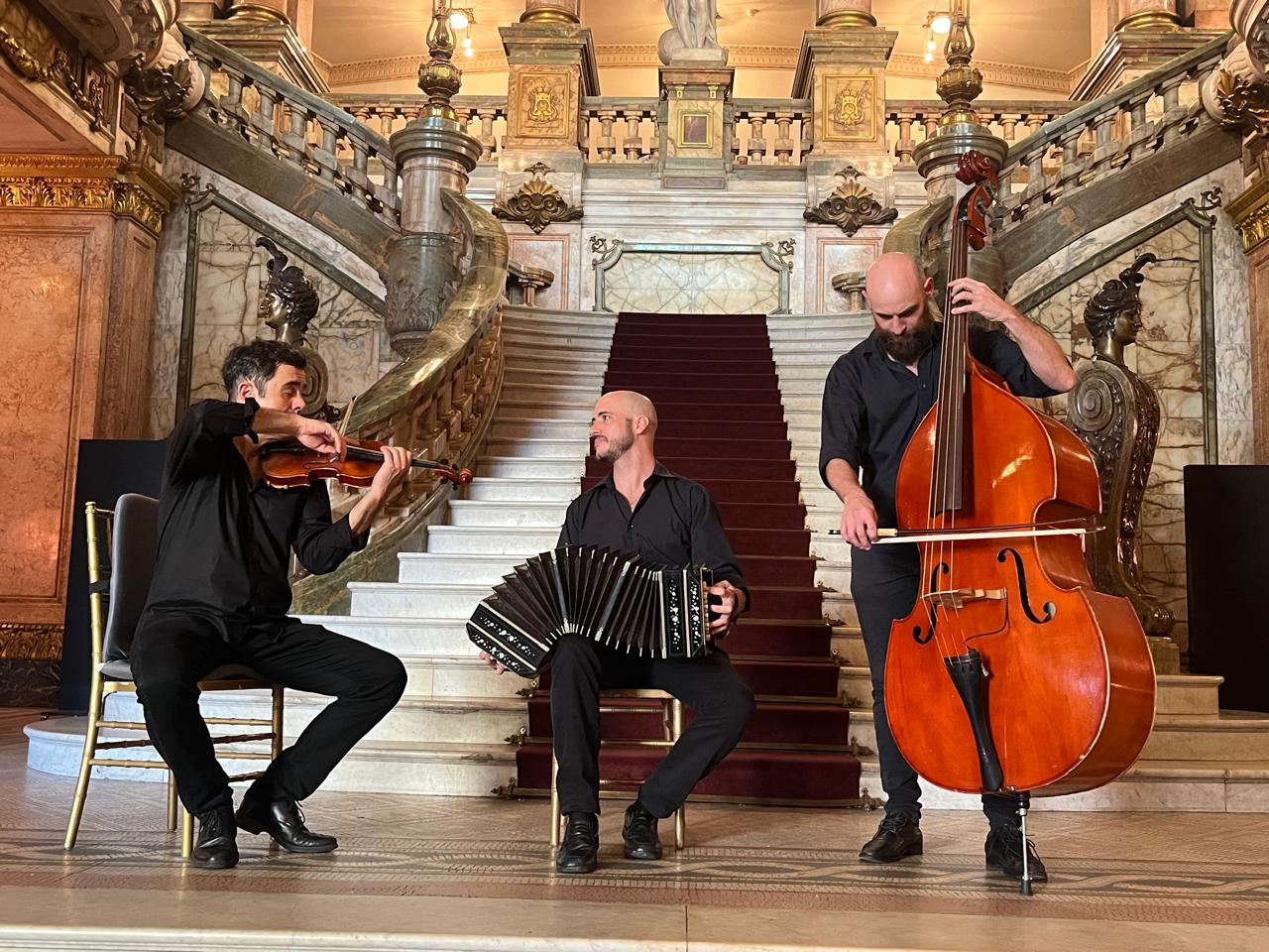 revistaprosaversoearte.com - Trio Tango Revirado se apresenta no projeto Música no Assyrio, do Theatro Municipal do Rio de Janeiro