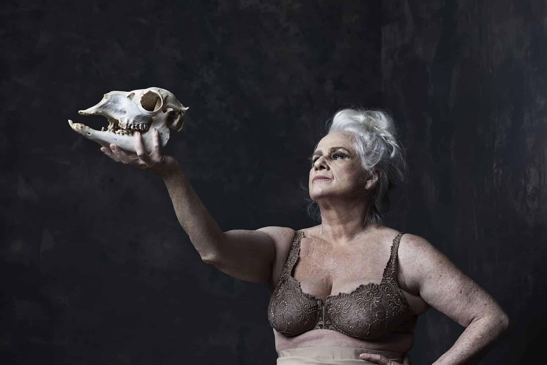 revistaprosaversoearte.com - Monólogo com Vera Holtz  “Ficções” em cartaz no teatro Faap