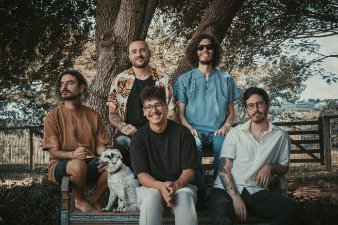 A banda Bratislava lança álbum homônimo, o seu quinto