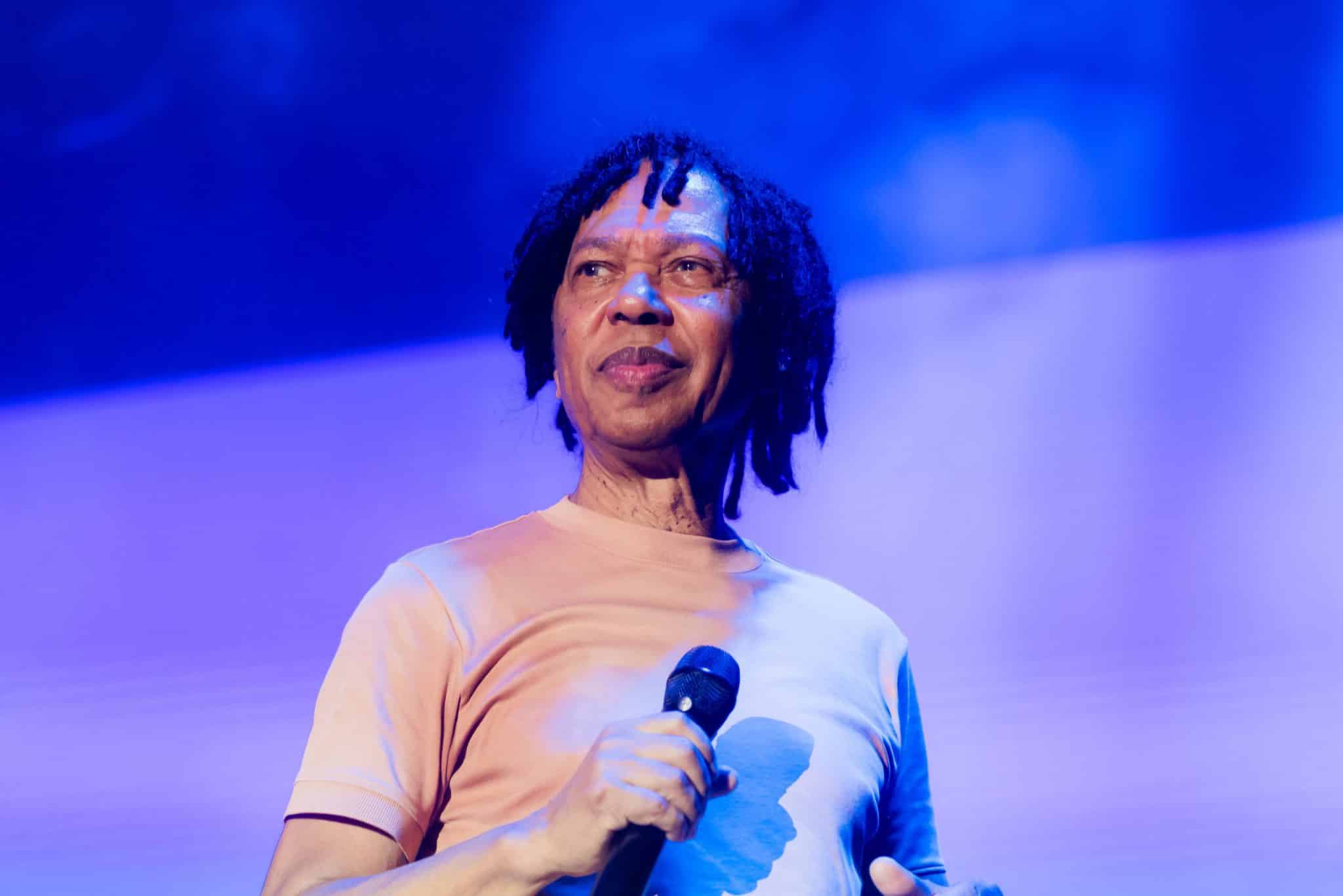 revistaprosaversoearte.com - Álbum 'D Ao Vivo Maceió' | Djavan