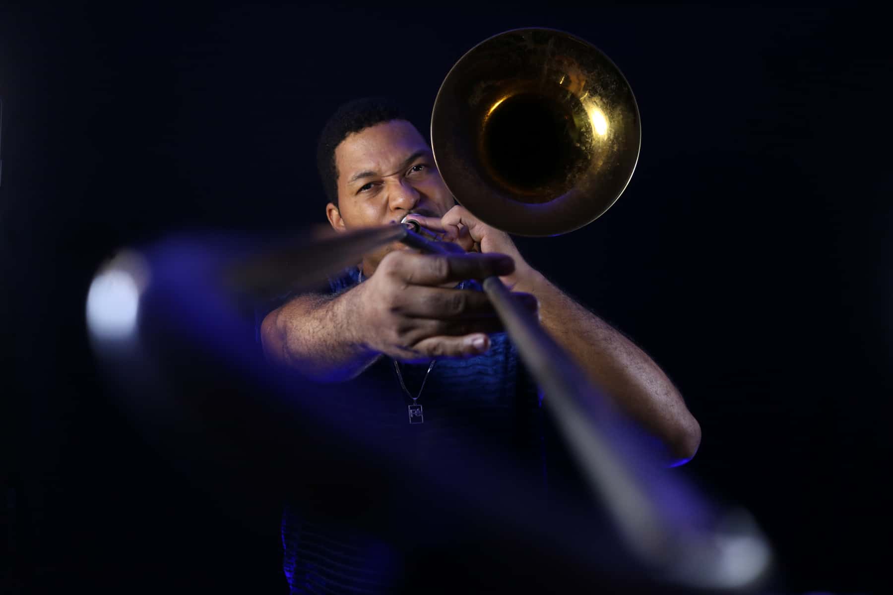 revistaprosaversoearte.com - Josiel Konrad faz show de lançamento do vinil 'Boca no Trombone' no Teatro Sesc Belenzinho