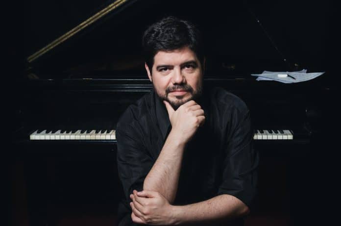 O pianista Luiz de Simone se apresenta no Espaço Guiomar Novaes