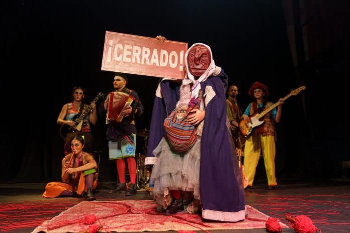 Grupo Pano apresenta o espetáculo ‘¡Cerrado!’ no Teatro de Contêiner