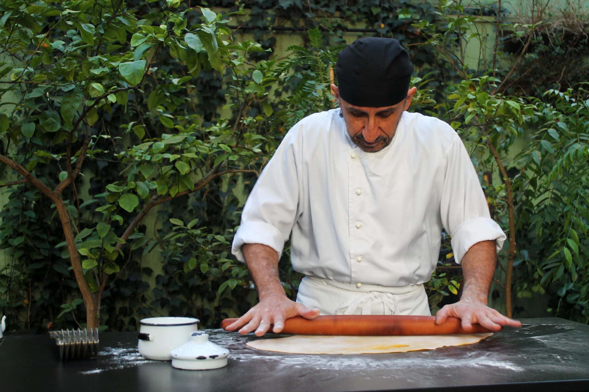 revistaprosaversoearte.com - 'O Que Tem Na Cozinha' | Espetáculo combina teatro e gastronomia no Restaurante Modi Giardino