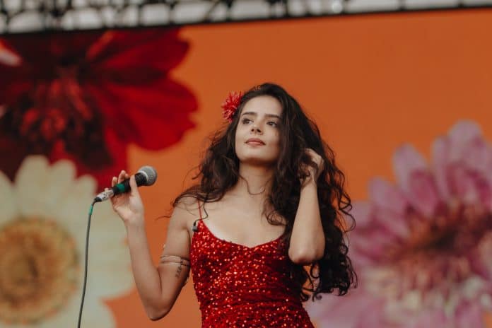 Lara Castagnolli apresenta espetáculo ‘Lara Canta Gal’ no palco do Tavares Club