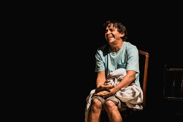 Espetáculo ‘Meu nome: Mãe’ com Aury Porto no palco do Teatro Oficina