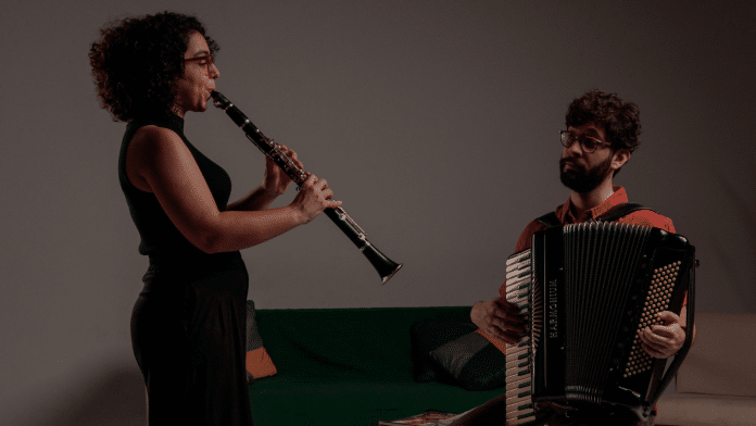 Duo Conversa Brasileira mostra ao vivo a mistura erudita e popular do álbum ‘Prosas’