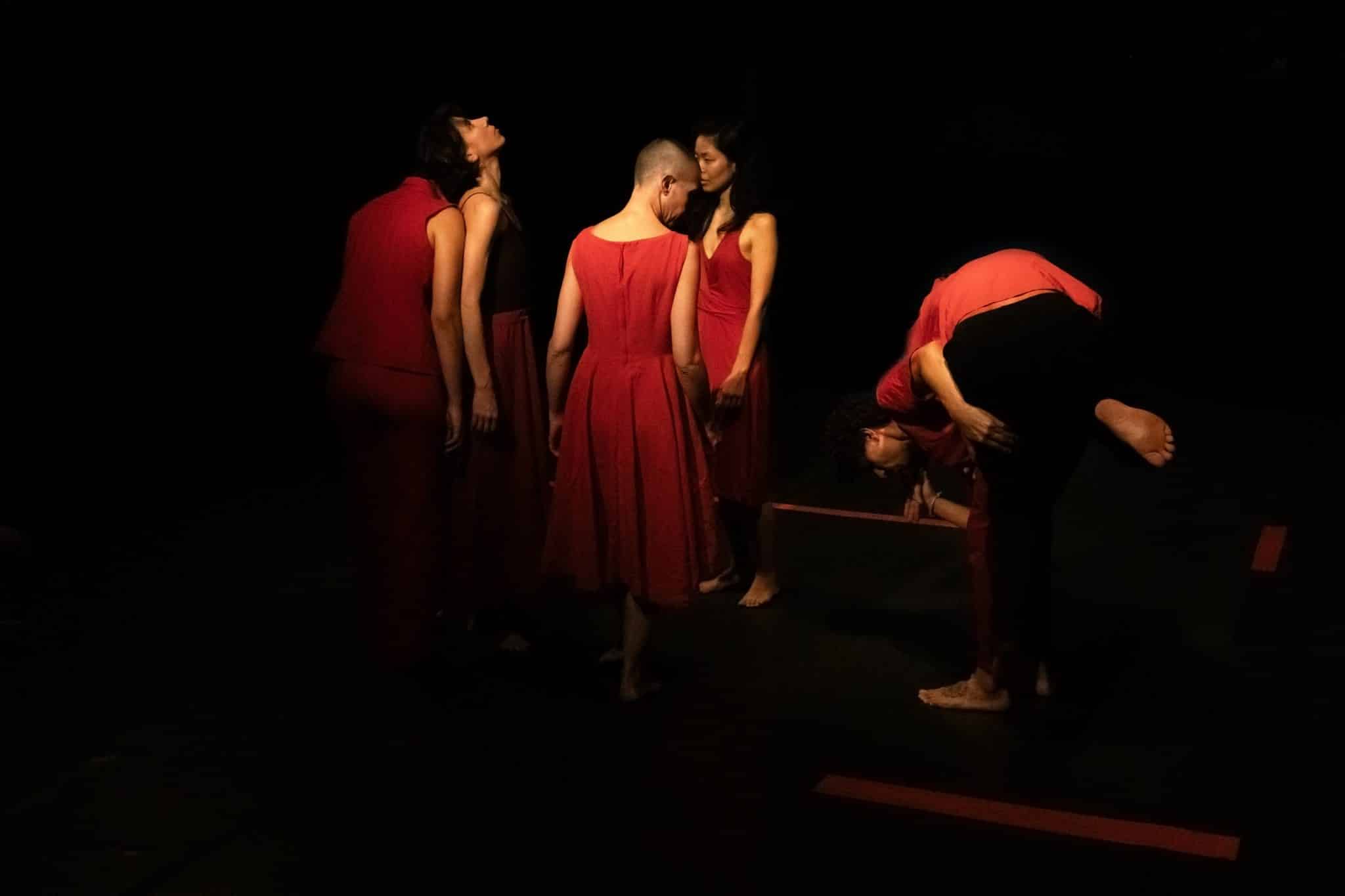 revistaprosaversoearte.com - E² Cia de Teatro e Dança estreia espetáculo 'Ruído Vermelho' no Kasulo Espaço de Arte