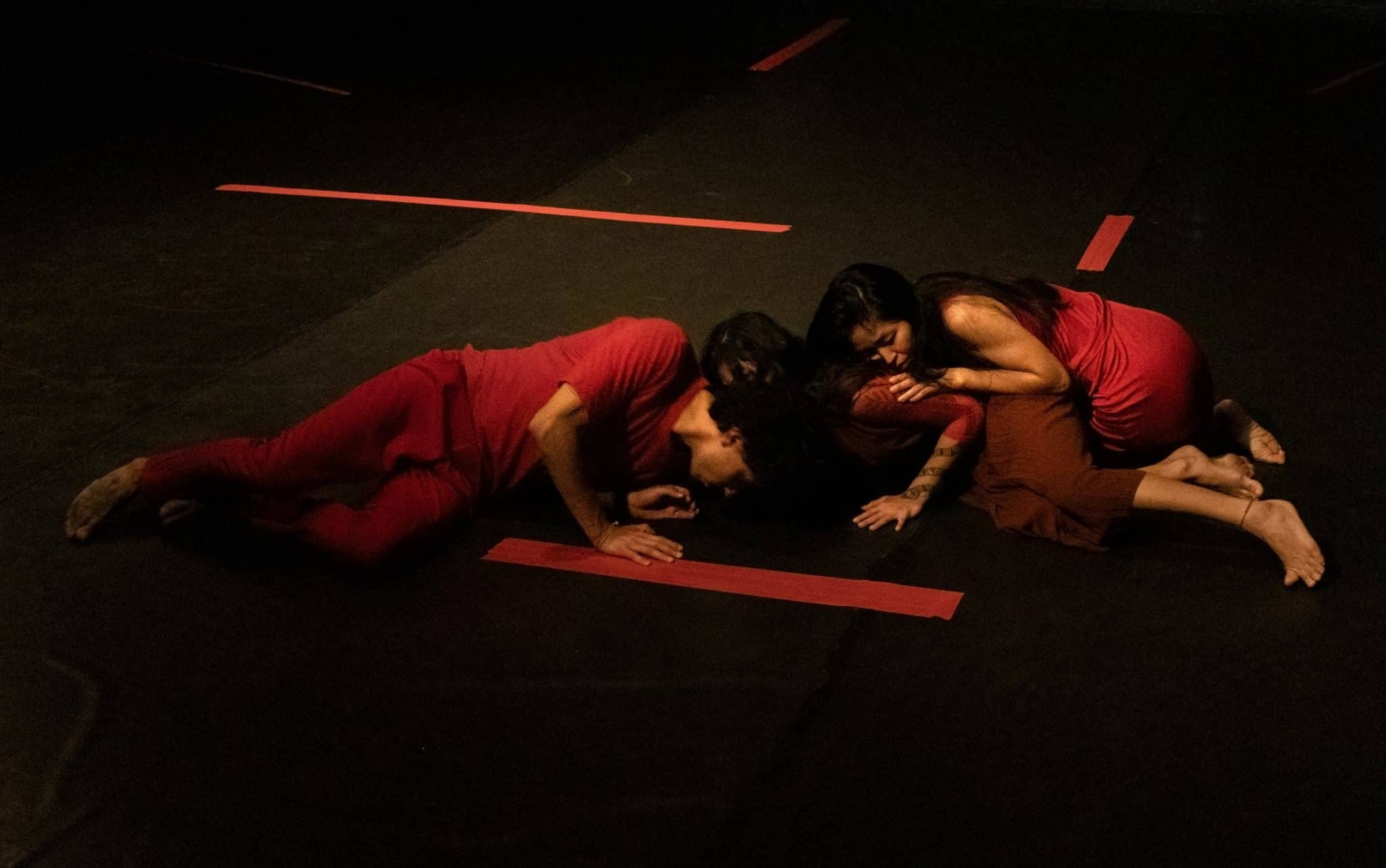 revistaprosaversoearte.com - E² Cia de Teatro e Dança estreia espetáculo 'Ruído Vermelho' no Kasulo Espaço de Arte