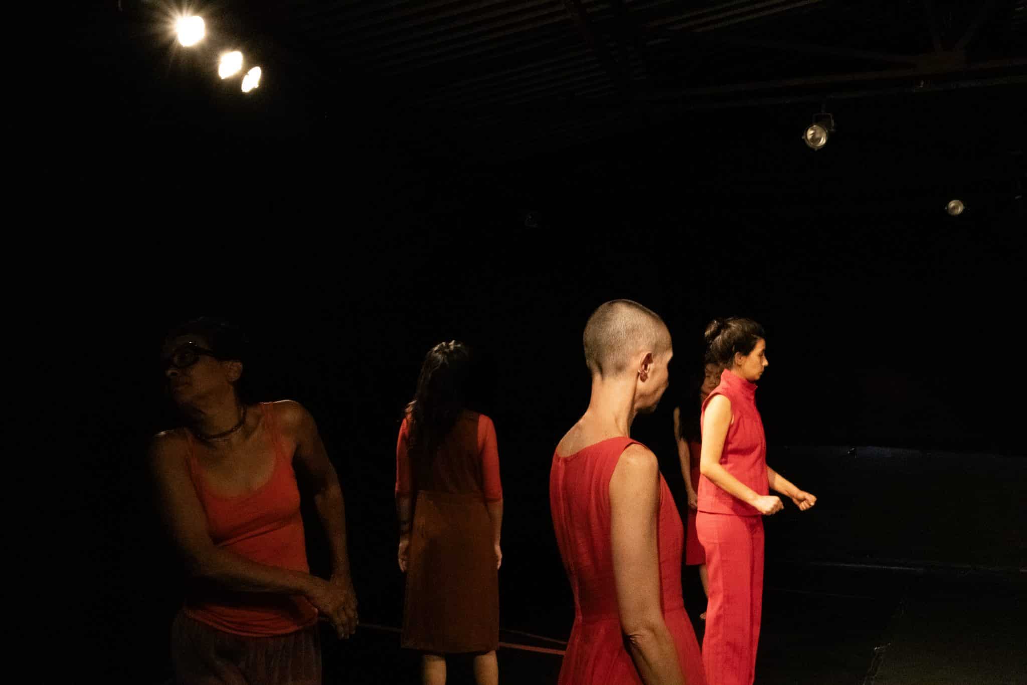 revistaprosaversoearte.com - E² Cia de Teatro e Dança estreia espetáculo 'Ruído Vermelho' no Kasulo Espaço de Arte