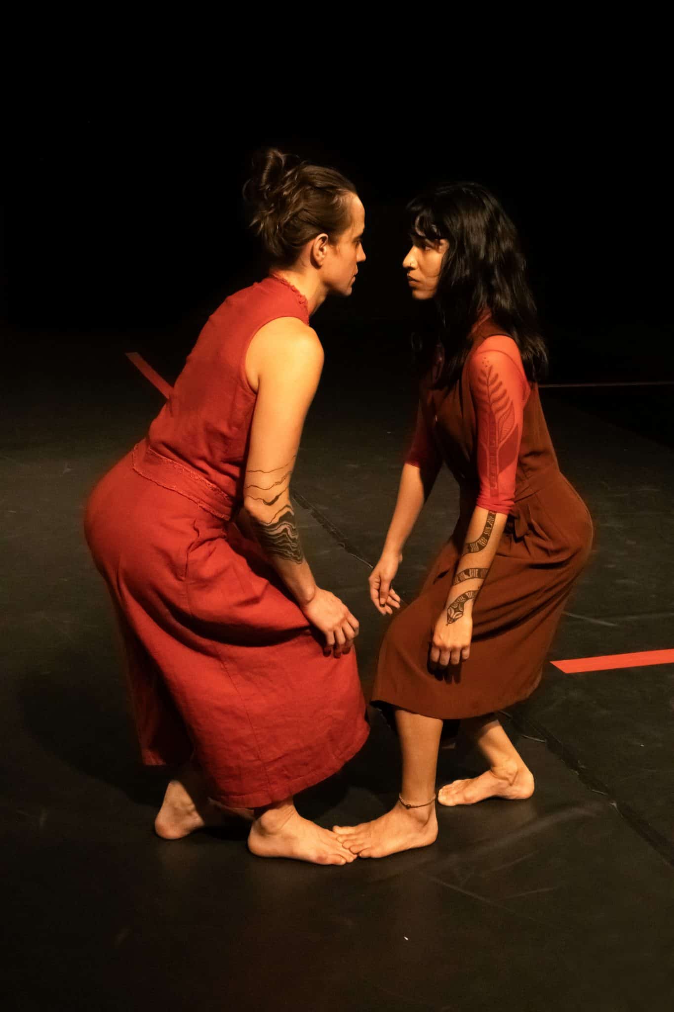 revistaprosaversoearte.com - E² Cia de Teatro e Dança estreia espetáculo 'Ruído Vermelho' no Kasulo Espaço de Arte