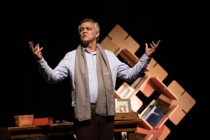 Espetáculo ‘Um Simples Judeu’ estreia no Teatro Uol, com interpretação de Ricardo Ripa