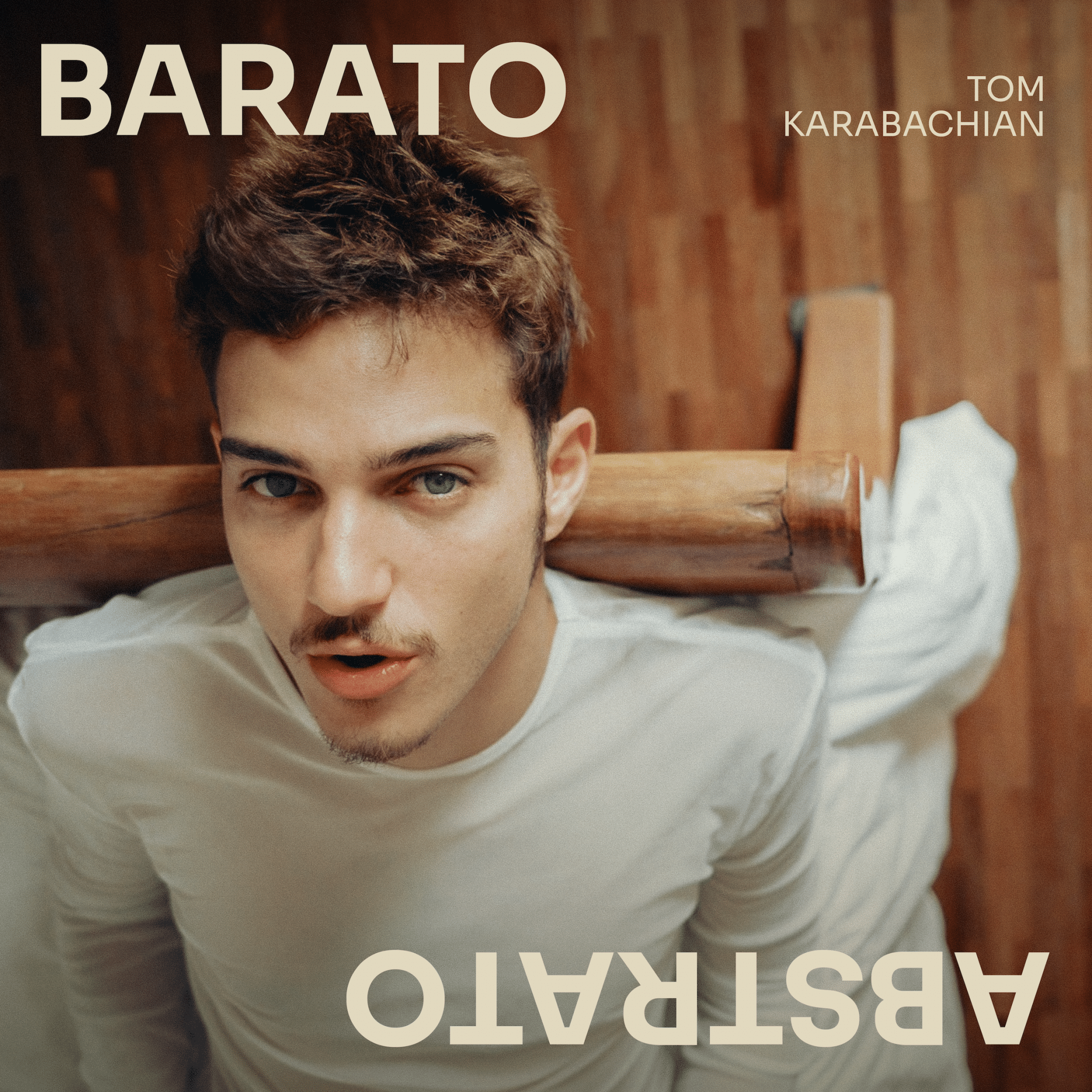 revistaprosaversoearte.com - Tom Karabachian lança álbum 'Barato Abstrato'