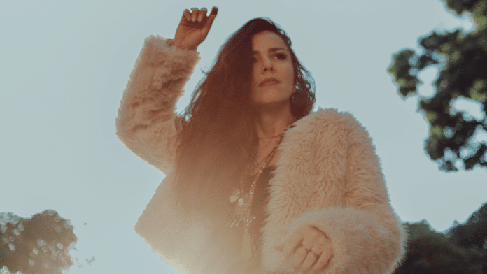 Carolina Zingler lança single ‘Deixa o Amor Entrar (Rainha das Matas)’