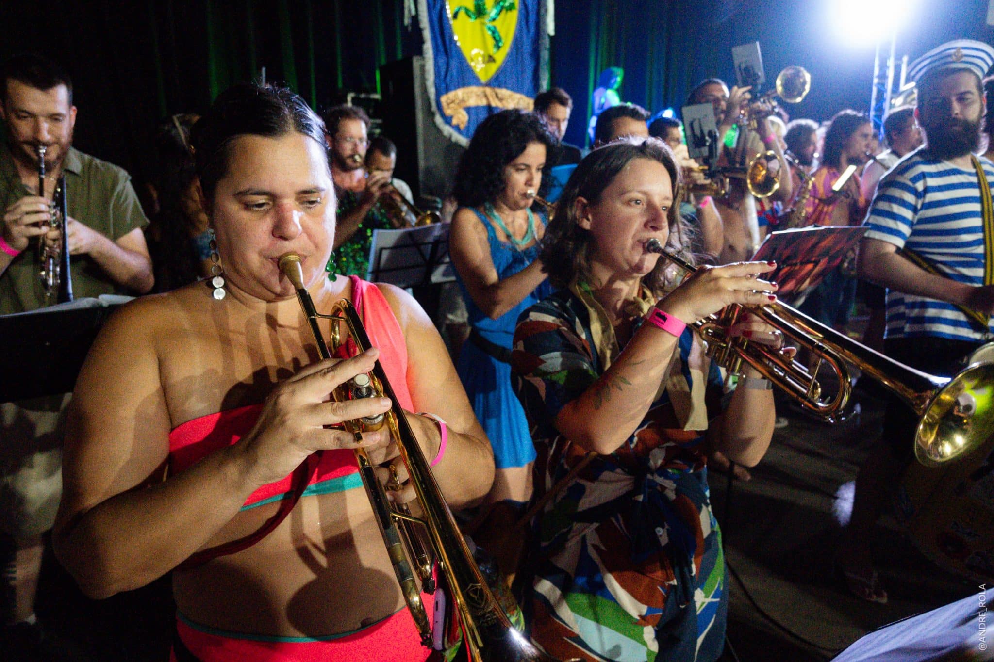 revistaprosaversoearte.com - Ensaio aberto do Bloco da Orquestra Voadora segue agitando a temporada de verão carioca