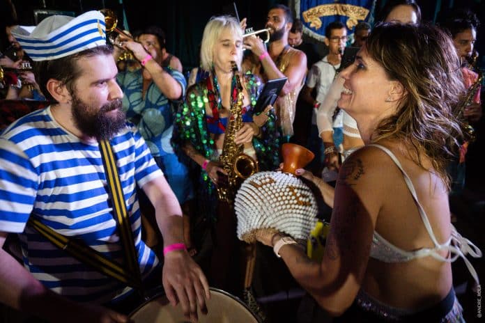 Ensaio aberto do Bloco da Orquestra Voadora segue agitando a temporada de verão carioca