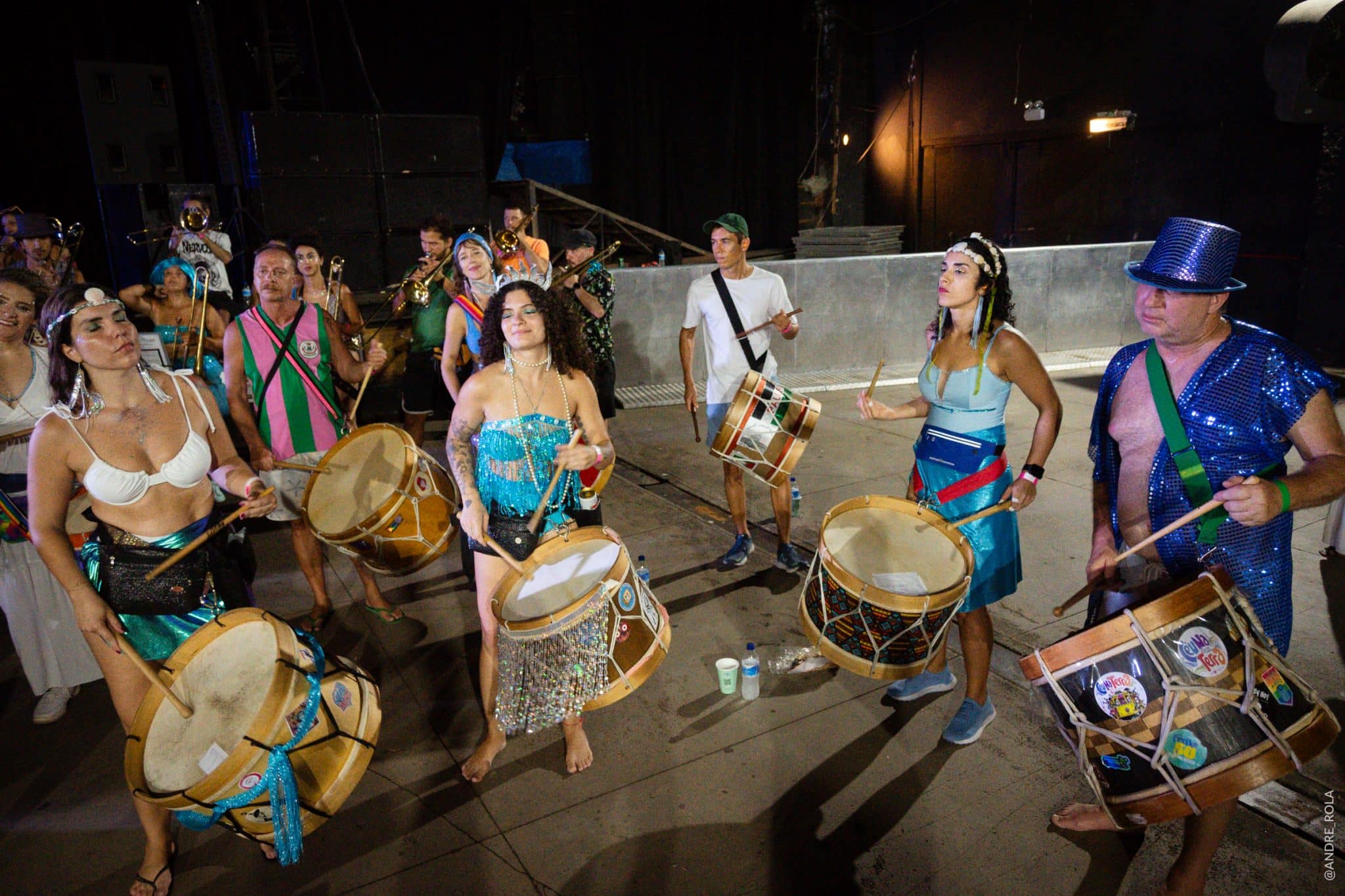 revistaprosaversoearte.com - Ensaio aberto do Bloco da Orquestra Voadora segue agitando a temporada de verão carioca