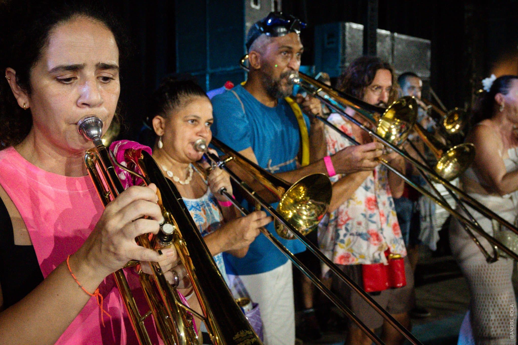 revistaprosaversoearte.com - Ensaio aberto do Bloco da Orquestra Voadora segue agitando a temporada de verão carioca