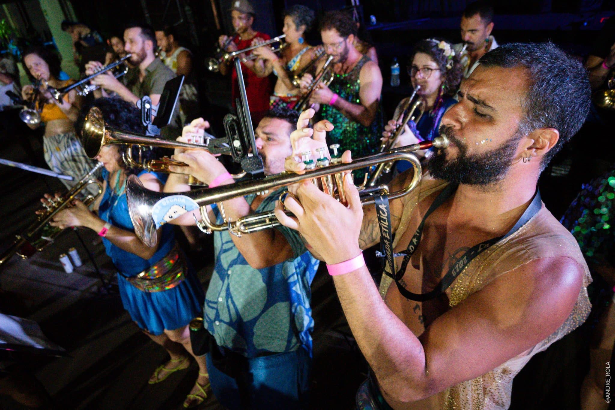 revistaprosaversoearte.com - Ensaio aberto do Bloco da Orquestra Voadora segue agitando a temporada de verão carioca