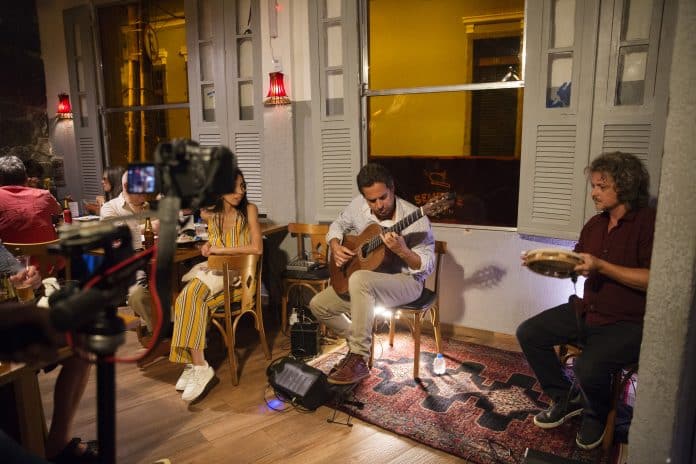 Escola de Música da Rocinha exibe videoclipe “Samba pro Semente”