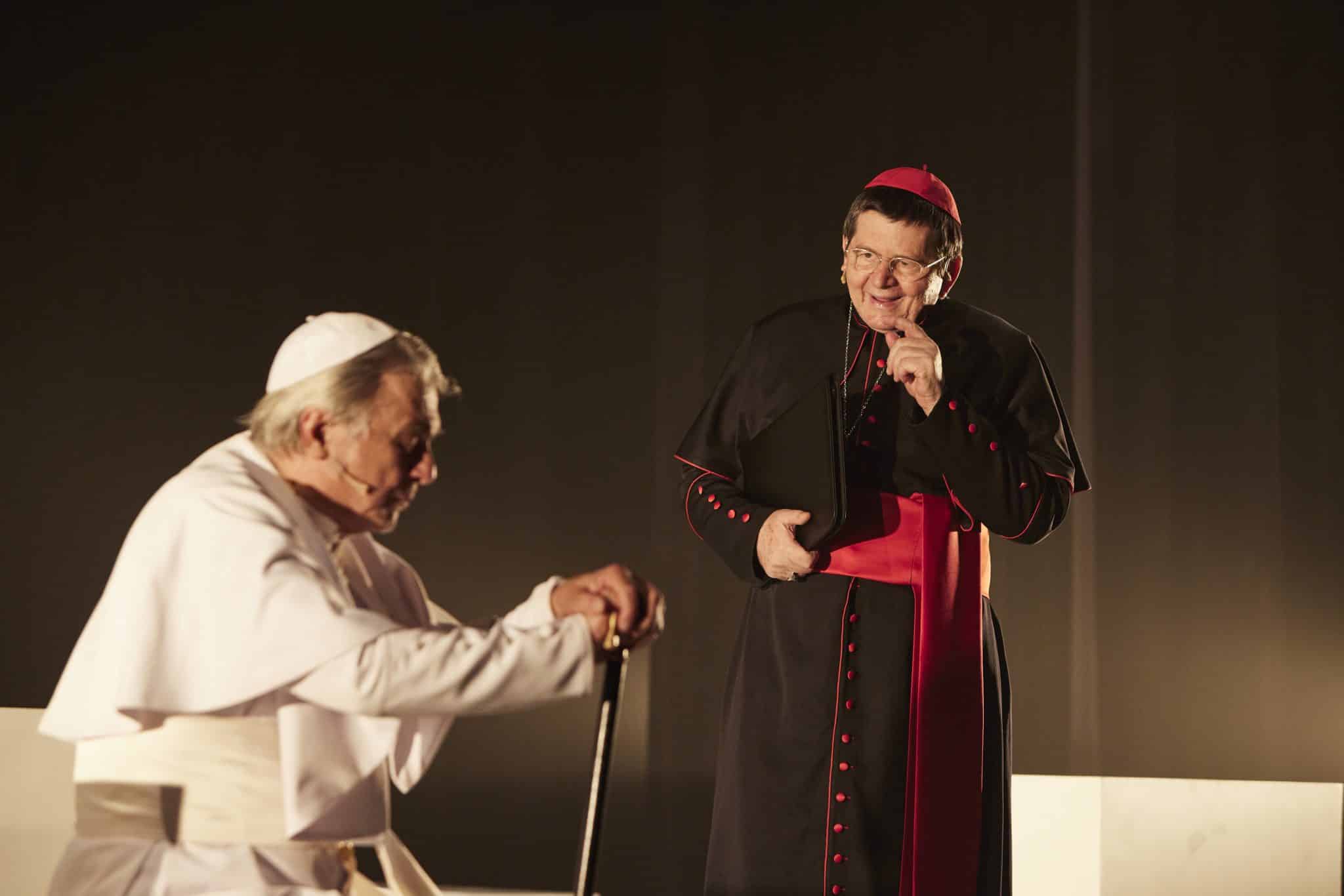 revistaprosaversoearte.com - Celso Frateschi e Zécarlos Machado protagonizam Dois Papas no Sesc Santo Amaro