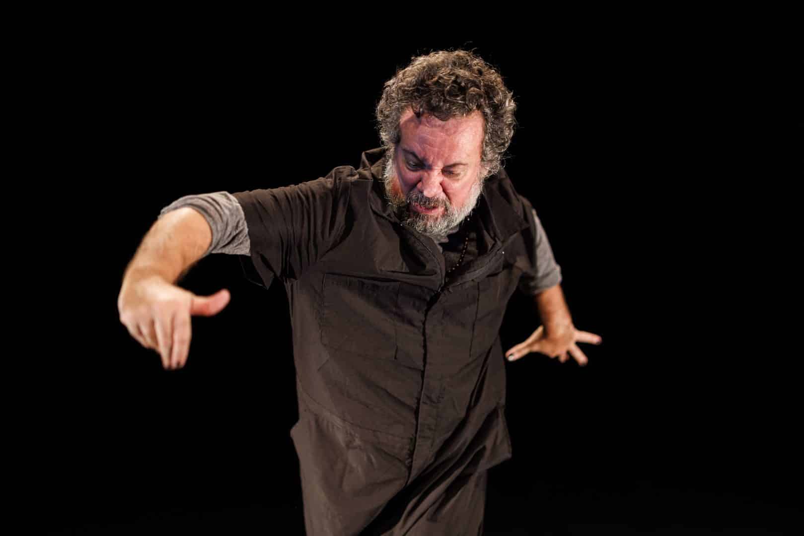 revistaprosaversoearte.com - Monólogo 'Claustrofobia', com Márcio Vito em curta temporada no Teatro Firjan SESI